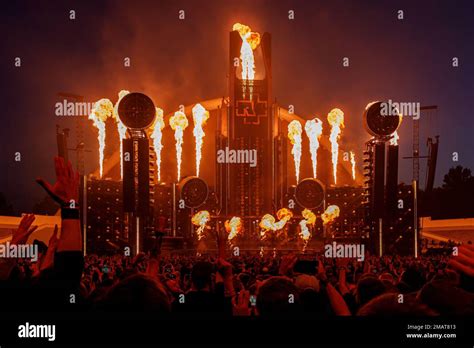 Il 'Revolution Tour' di Rammstein: Un Inferno Pirotecnico Inarrestabile!